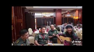 PUJIONO - MANISNYA NEGERIKU feat BAPAK BAPAK TNI INDONESIA