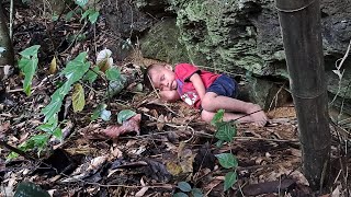 Single mother: trying in vain to find her lost child in the forest - Duong Mi