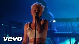 Robyn - Dancing On My Own (Live From The Trocadero)